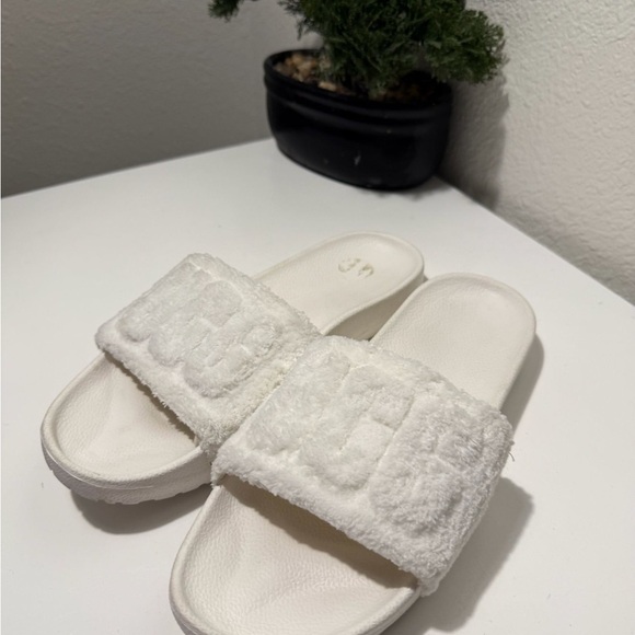 UGG Cream Slippers - Picture 4 of 7